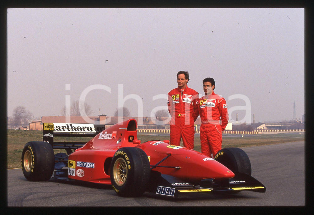 Gerhard BERGER e Jean ALESI con FERRARI 412 T2 - 1995 35mm vintage slide 3 Diapositiva d'epoca, in formato 35 mm.CONDIZIONI: GOODE' severamente vietata la riproduzione. Tutti i diritti sono riservati.ICharta mette in vendita, sul negozio eBay e in esclusiva sul sito "icharta" il proprio archivio composto da numerose diapositive e negativi fotografici d'epoca, tutti originali e autentici, che attraversano la storia del costume italiano tra gli la fine degli anni Sessanta e Novanta.Si tratta di uno sguardo inedito sull'attualità, la politica, la vita quotidiana, il gossip e la cultura, che fotografa il cambiamento della nazione in quest'ultimo scorcio del XX secolo. Un'occasione unica per il mercato del collezionismo, che vede finalmente disponibile un archivio eccezionale per vastità, tematiche e condizioni, in un settore (il negativo fotografico e la diapositiva) di assoluta novità e dalle interessanti prospettive di investimento.  GOOD/buono   originale e autentica 1
