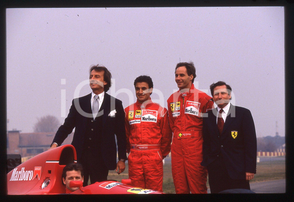 Gerhard BERGER Jean ALESI Jean TODT con FERRARI 412 T2 1995 35mm vintage slide Nella diapositiva sono inoltre presenti Luca Cordero di Montezemolo e Nicola Larini.Diapositiva d'epoca, in formato 35 mm.CONDIZIONI: GOODE' severamente vietata la riproduzione. Tutti i diritti sono riservati.ICharta mette in vendita, sul negozio eBay e in esclusiva sul sito "icharta" il proprio archivio composto da numerose diapositive e negativi fotografici d'epoca, tutti originali e autentici, che attraversano la storia del costume italiano tra gli la fine degli anni Sessanta e Novanta.Si tratta di uno sguardo inedito sull'attualità, la politica, la vita quotidiana, il gossip e la cultura, che fotografa il cambiamento della nazione in quest'ultimo scorcio del XX secolo. Un'occasione unica per il mercato del collezionismo, che vede finalmente disponibile un archivio eccezionale per vastità, tematiche e condizioni, in un settore (il negativo fotografico e la diapositiva) di assoluta novità e dalle interessanti prospettive di investimento.  GOOD/buono   originale e autentica 1