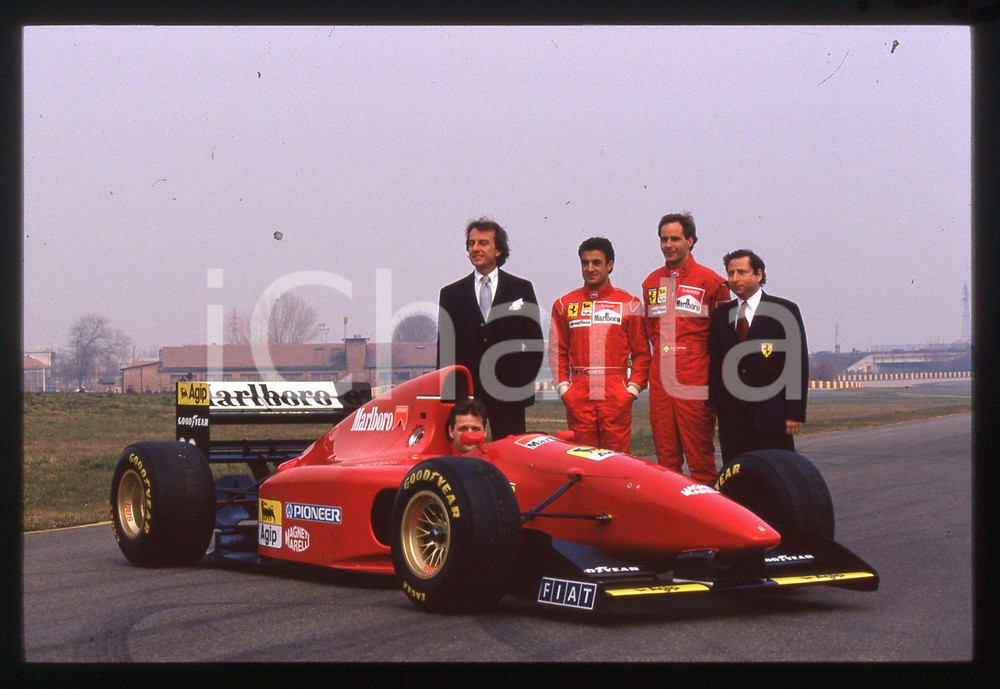 Gerhard BERGER Jean ALESI Jean TODT con FERRARI 412 T2 1995 35mm vintage slide 2 Nella diapositiva sono inoltre presenti Luca Cordero di Montezemolo e Nicola Larini.Diapositiva d'epoca, in formato 35 mm.CONDIZIONI: GOODE' severamente vietata la riproduzione. Tutti i diritti sono riservati.ICharta mette in vendita, sul negozio eBay e in esclusiva sul sito "icharta" il proprio archivio composto da numerose diapositive e negativi fotografici d'epoca, tutti originali e autentici, che attraversano la storia del costume italiano tra gli la fine degli anni Sessanta e Novanta.Si tratta di uno sguardo inedito sull'attualità, la politica, la vita quotidiana, il gossip e la cultura, che fotografa il cambiamento della nazione in quest'ultimo scorcio del XX secolo. Un'occasione unica per il mercato del collezionismo, che vede finalmente disponibile un archivio eccezionale per vastità, tematiche e condizioni, in un settore (il negativo fotografico e la diapositiva) di assoluta novità e dalle interessanti prospettive di investimento.  GOOD/buono   originale e autentica 1