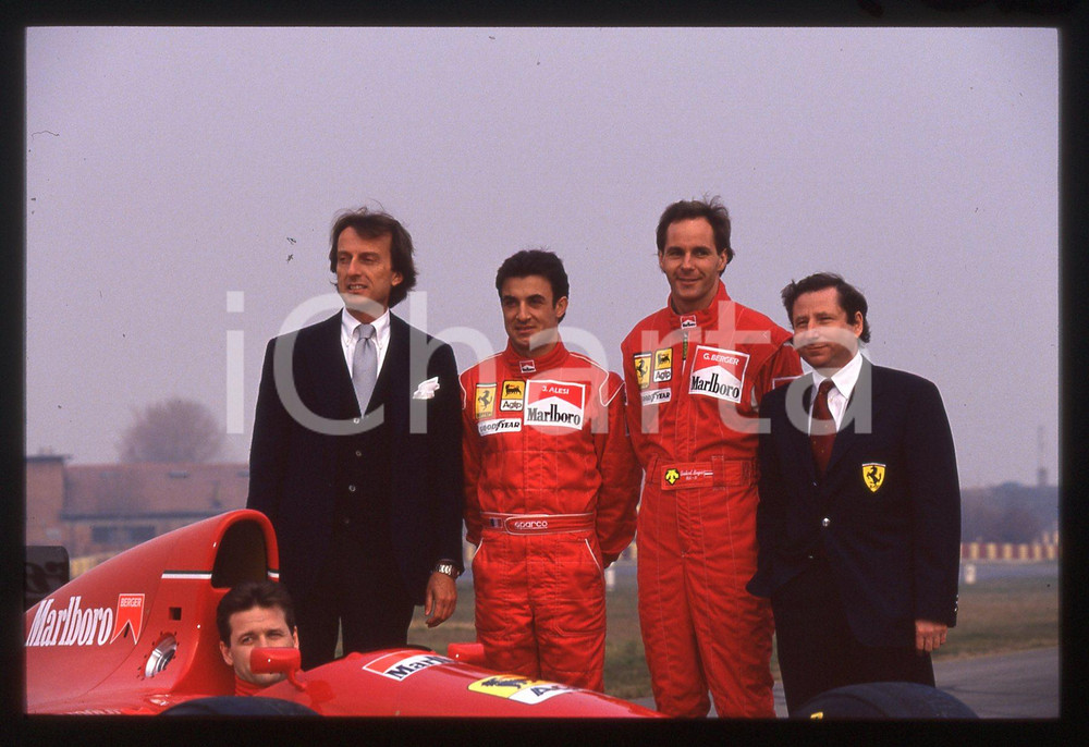 Gerhard BERGER Jean ALESI Jean TODT con FERRARI 412 T2 1995 35mm vintage slide 3 Nella diapositiva sono inoltre presenti Luca Cordero di Montezemolo e Nicola Larini.Diapositiva d'epoca, in formato 35 mm.CONDIZIONI: GOODE' severamente vietata la riproduzione. Tutti i diritti sono riservati. ICharta mette in vendita, sul negozio eBay e in esclusiva sul sito "icharta" il proprio archivio composto da numerose diapositive e negativi fotografici d'epoca, tutti originali e autentici, che attraversano la storia del costume italiano tra gli la fine degli anni Sessanta e Novanta.Si tratta di uno sguardo inedito sull'attualità, la politica, la vita quotidiana, il gossip e la cultura, che fotografa il cambiamento della nazione in quest'ultimo scorcio del XX secolo. Un'occasione unica per il mercato del collezionismo, che vede finalmente disponibile un archivio eccezionale per vastità, tematiche e condizioni, in un settore (il negativo fotografico e la diapositiva) di assoluta novità e dalle interessanti prospettive di investimento.  GOOD/buono   originale e autentica 1