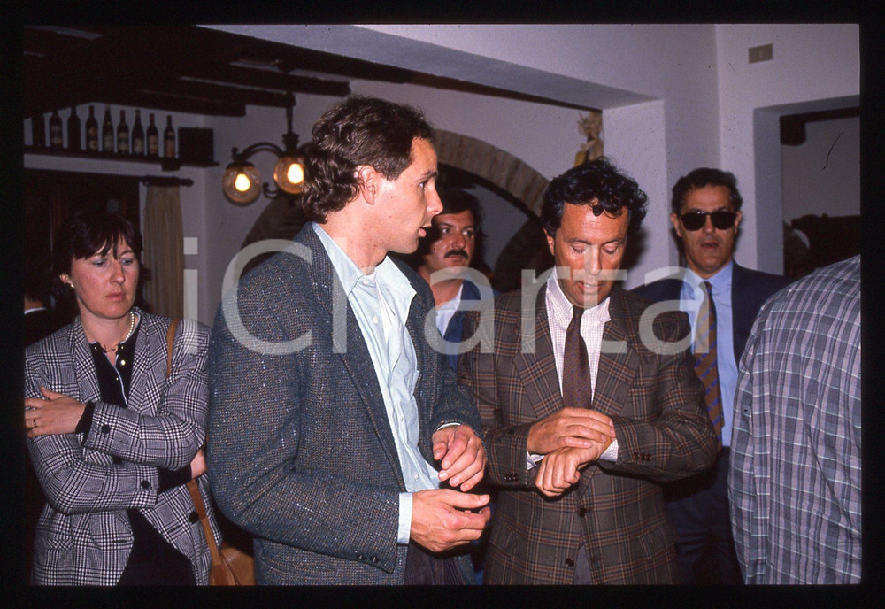 Gerhard BERGER e Cesare FIORIO F1 Scuderia FERRARI 1995 ca 35 mm vintage slide 2 Diapositiva d'epoca, in formato 35 mm.CONDIZIONI: GOODE' severamente vietata la riproduzione. Tutti i diritti sono riservati.ICharta mette in vendita, sul negozio eBay e in esclusiva sul sito "icharta" il proprio archivio composto da numerose diapositive e negativi fotografici d'epoca, tutti originali e autentici, che attraversano la storia del costume italiano tra gli la fine degli anni Sessanta e Novanta.Si tratta di uno sguardo inedito sull'attualità, la politica, la vita quotidiana, il gossip e la cultura, che fotografa il cambiamento della nazione in quest'ultimo scorcio del XX secolo. Un'occasione unica per il mercato del collezionismo, che vede finalmente disponibile un archivio eccezionale per vastità, tematiche e condizioni, in un settore (il negativo fotografico e la diapositiva) di assoluta novità e dalle interessanti prospettive di investimento.  GOOD/buono   originale e autentica 1