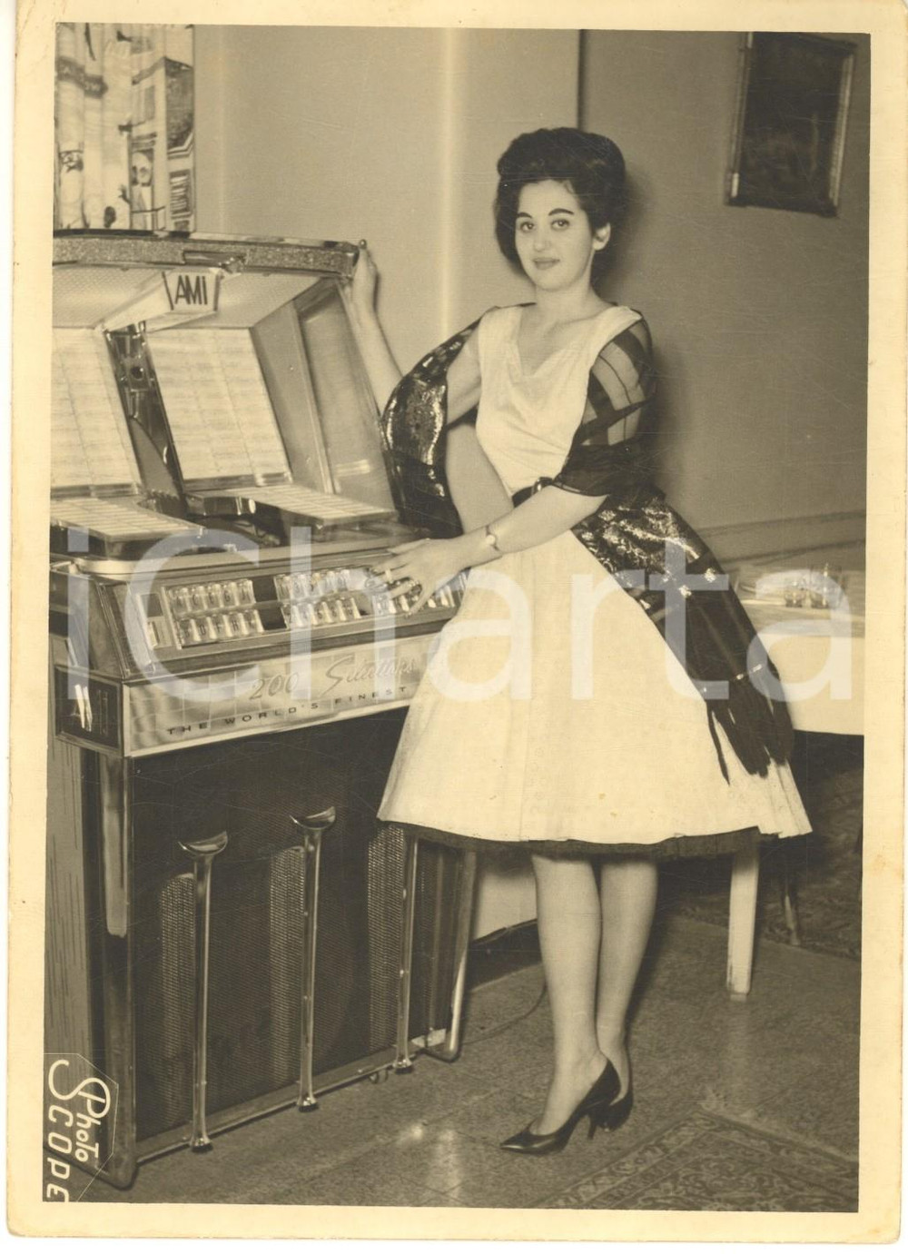 1955 ca ITALIA Ritratto di donna con jukebox - Photo SCOPE 13x18 cm Fotografia originale d'epoca.CONDIZIONI: F (piegature)FORMATO: 13x18 cm    originale e autentica 1