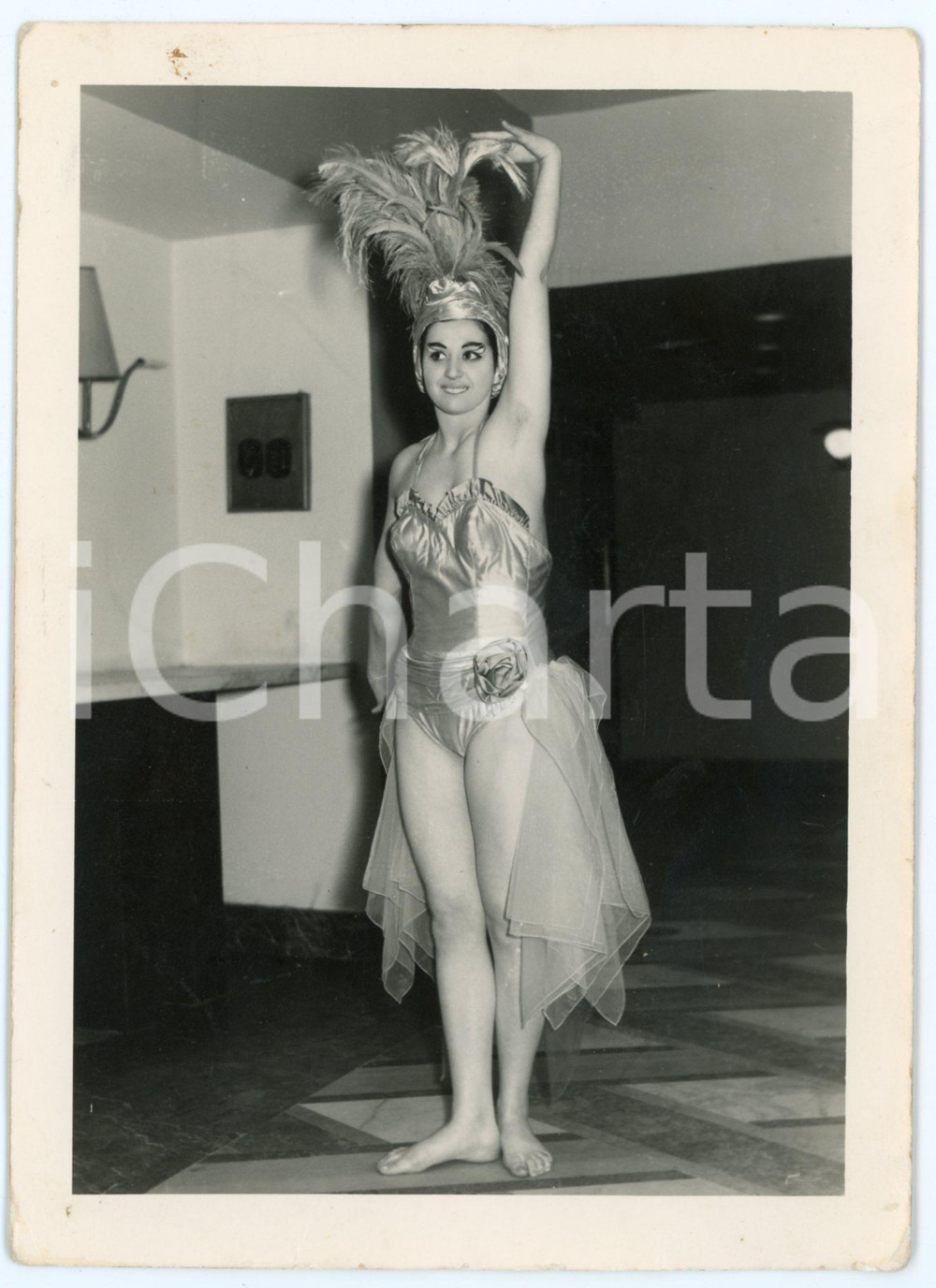 1955 ca ITALIA Ritratto di donna in costume da ballerina - Foto 13x18 cm Fotografia originale d'epoca.CONDIZIONI: F (piegature; piccole macchie marginali)FORMATO: 13x18 cm    originale e autentica 1