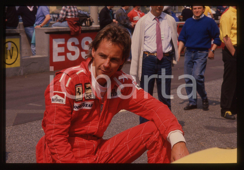 Gerhard BERGER - F1 Pilota scuderia FERRARI - 1995 ca 35 mm vintage slide 102 Diapositiva d'epoca, in formato 35 mm.CONDIZIONI: GOODE' severamente vietata la riproduzione. Tutti i diritti sono riservati.ICharta mette in vendita, sul negozio eBay e in esclusiva sul sito "icharta" il proprio archivio composto da numerose diapositive e negativi fotografici d'epoca, tutti originali e autentici, che attraversano la storia del costume italiano tra gli la fine degli anni Sessanta e Novanta.Si tratta di uno sguardo inedito sull'attualità, la politica, la vita quotidiana, il gossip e la cultura, che fotografa il cambiamento della nazione in quest'ultimo scorcio del XX secolo. Un'occasione unica per il mercato del collezionismo, che vede finalmente disponibile un archivio eccezionale per vastità, tematiche e condizioni, in un settore (il negativo fotografico e la diapositiva) di assoluta novità e dalle interessanti prospettive di investimento.  GOOD/buono   originale e autentica 1
