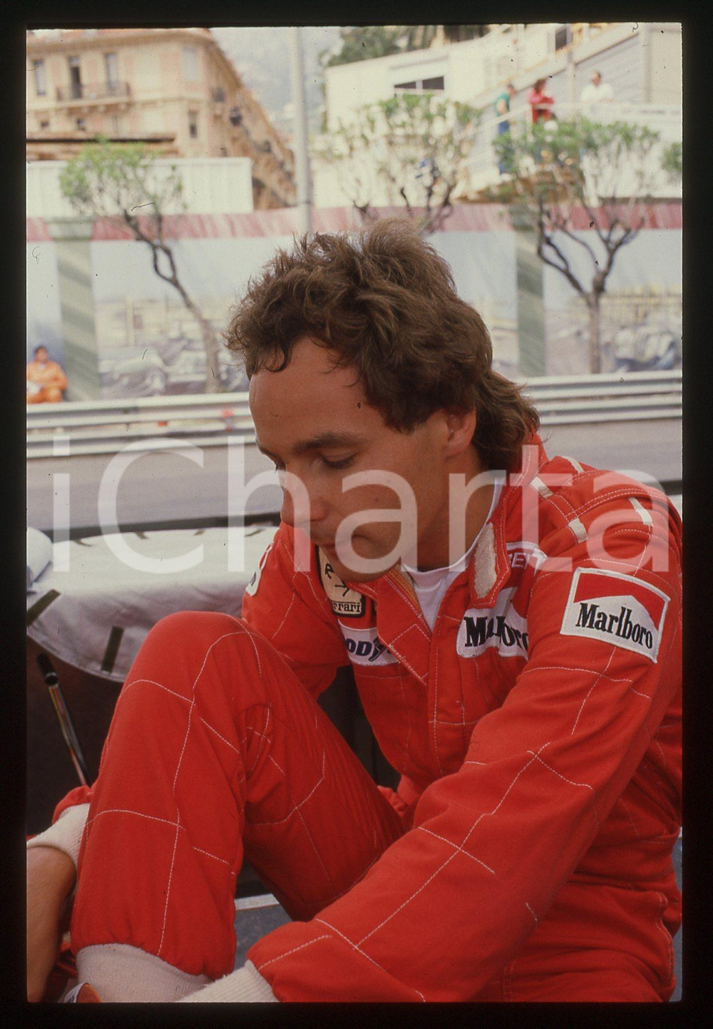 Gerhard BERGER - F1 Pilota scuderia FERRARI - 1995 ca 35 mm vintage slide 105 Diapositiva d'epoca, in formato 35 mm.CONDIZIONI: GOODE' severamente vietata la riproduzione. Tutti i diritti sono riservati.ICharta mette in vendita, sul negozio eBay e in esclusiva sul sito "icharta" il proprio archivio composto da numerose diapositive e negativi fotografici d'epoca, tutti originali e autentici, che attraversano la storia del costume italiano tra gli la fine degli anni Sessanta e Novanta.Si tratta di uno sguardo inedito sull'attualità, la politica, la vita quotidiana, il gossip e la cultura, che fotografa il cambiamento della nazione in quest'ultimo scorcio del XX secolo. Un'occasione unica per il mercato del collezionismo, che vede finalmente disponibile un archivio eccezionale per vastità, tematiche e condizioni, in un settore (il negativo fotografico e la diapositiva) di assoluta novità e dalle interessanti prospettive di investimento.  GOOD/buono   originale e autentica 1