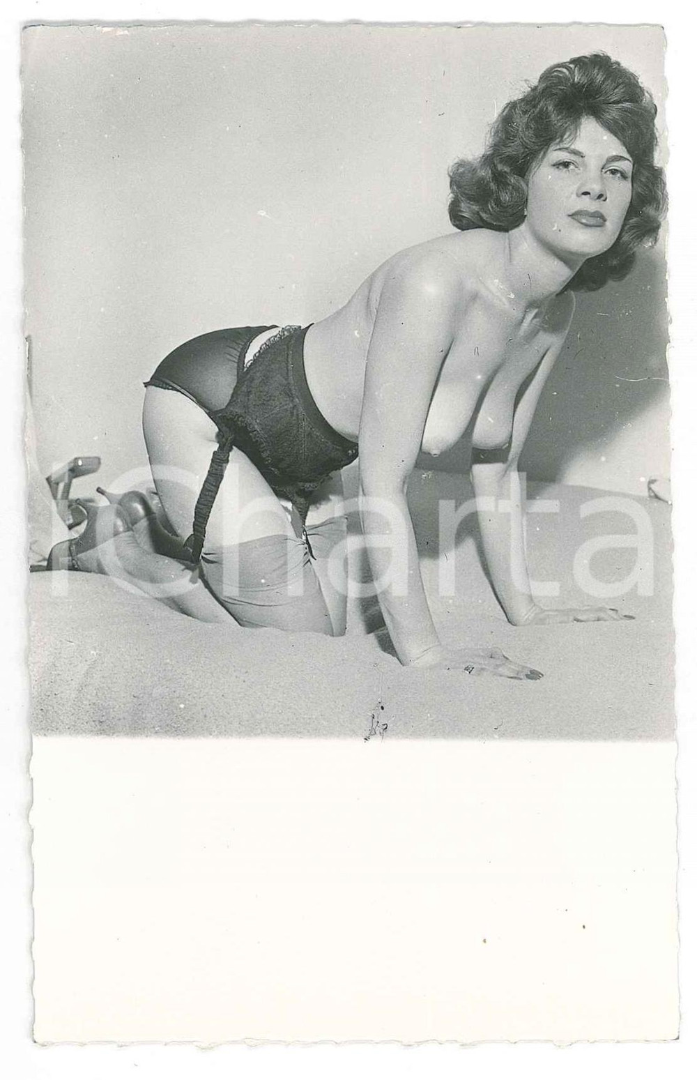 1950 ca EROTICA VINTAGE Woman in topless on the bed - Photo  Fotografia seriale d'epoca. CONDIZIONI: GOODFORMATO: 8x13    originale e autentica 1