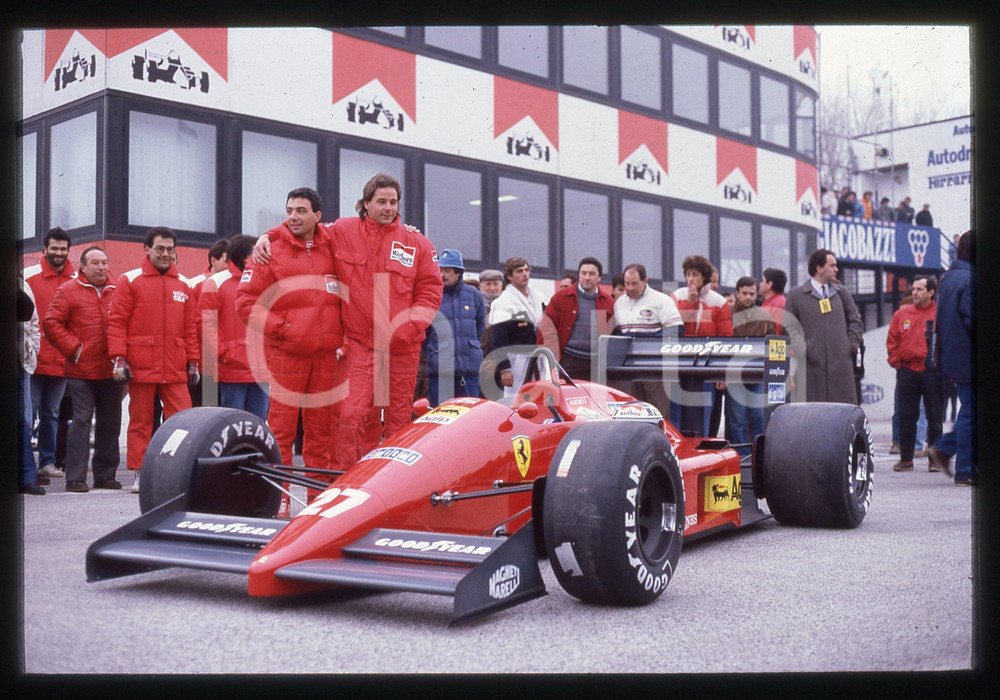 Gerhard BERGER e Michele ALBORETO con FERRARI F1-87 1987 35 mm vintage slide 12 Diapositiva d'epoca, in formato 35 mm.CONDIZIONI: GOODE' severamente vietata la riproduzione. Tutti i diritti sono riservati.ICharta mette in vendita, sul negozio eBay e in esclusiva sul sito "icharta" il proprio archivio composto da numerose diapositive e negativi fotografici d'epoca, tutti originali e autentici, che attraversano la storia del costume italiano tra gli la fine degli anni Sessanta e Novanta.Si tratta di uno sguardo inedito sull'attualità, la politica, la vita quotidiana, il gossip e la cultura, che fotografa il cambiamento della nazione in quest'ultimo scorcio del XX secolo. Un'occasione unica per il mercato del collezionismo, che vede finalmente disponibile un archivio eccezionale per vastità, tematiche e condizioni, in un settore (il negativo fotografico e la diapositiva) di assoluta novità e dalle interessanti prospettive di investimento.  GOOD/buono   originale e autentica 1