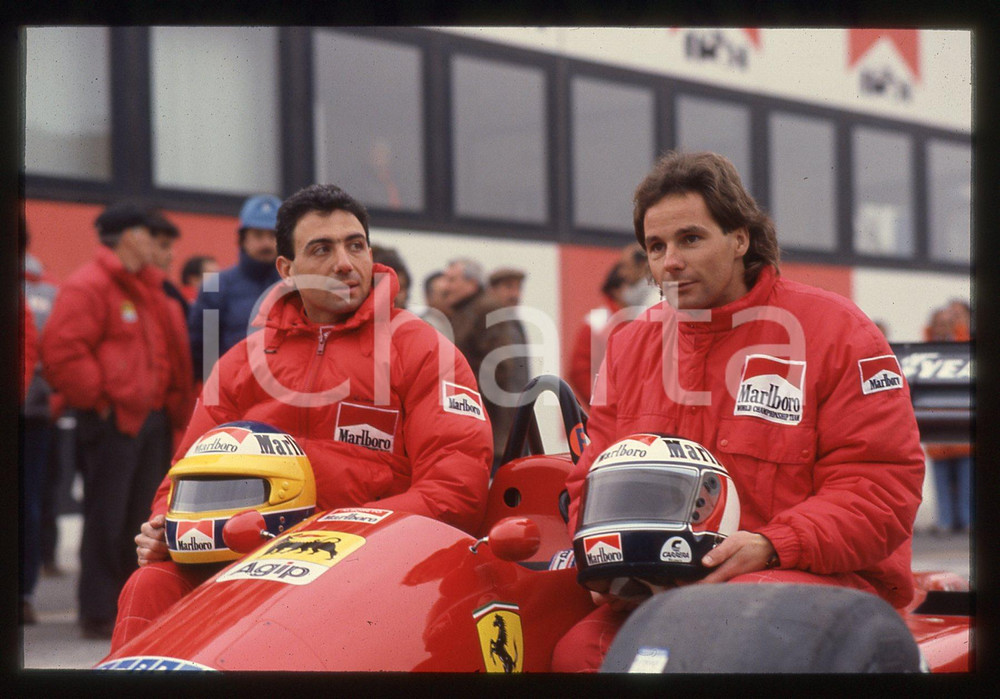Gerhard BERGER e Michele ALBORETO con FERRARI F1-87 1987 35 mm vintage slide 13 Diapositiva d'epoca, in formato 35 mm.CONDIZIONI: GOODE' severamente vietata la riproduzione. Tutti i diritti sono riservati.ICharta mette in vendita, sul negozio eBay e in esclusiva sul sito "icharta" il proprio archivio composto da numerose diapositive e negativi fotografici d'epoca, tutti originali e autentici, che attraversano la storia del costume italiano tra gli la fine degli anni Sessanta e Novanta.Si tratta di uno sguardo inedito sull'attualità, la politica, la vita quotidiana, il gossip e la cultura, che fotografa il cambiamento della nazione in quest'ultimo scorcio del XX secolo. Un'occasione unica per il mercato del collezionismo, che vede finalmente disponibile un archivio eccezionale per vastità, tematiche e condizioni, in un settore (il negativo fotografico e la diapositiva) di assoluta novità e dalle interessanti prospettive di investimento.  GOOD/buono   originale e autentica 1