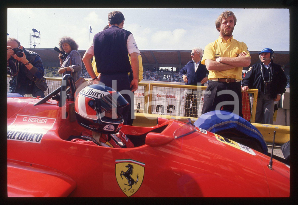 Gerhard BERGER - F1 Pilota scuderia FERRARI - 1995 ca 35 mm vintage slide 114 Diapositiva d'epoca, in formato 35 mm.CONDIZIONI: GOODE' severamente vietata la riproduzione. Tutti i diritti sono riservati.ICharta mette in vendita, sul negozio eBay e in esclusiva sul sito "icharta" il proprio archivio composto da numerose diapositive e negativi fotografici d'epoca, tutti originali e autentici, che attraversano la storia del costume italiano tra gli la fine degli anni Sessanta e Novanta.Si tratta di uno sguardo inedito sull'attualità, la politica, la vita quotidiana, il gossip e la cultura, che fotografa il cambiamento della nazione in quest'ultimo scorcio del XX secolo. Un'occasione unica per il mercato del collezionismo, che vede finalmente disponibile un archivio eccezionale per vastità, tematiche e condizioni, in un settore (il negativo fotografico e la diapositiva) di assoluta novità e dalle interessanti prospettive di investimento.  GOOD/buono   originale e autentica 1