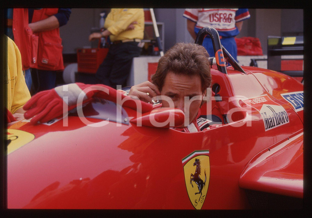 Gerhard BERGER - F1 Pilota scuderia FERRARI - 1995 ca 35 mm vintage slide 118 Diapositiva d'epoca, in formato 35 mm.CONDIZIONI: GOODE' severamente vietata la riproduzione. Tutti i diritti sono riservati. ICharta mette in vendita, sul negozio eBay e in esclusiva sul sito "icharta" il proprio archivio composto da numerose diapositive e negativi fotografici d'epoca, tutti originali e autentici, che attraversano la storia del costume italiano tra gli la fine degli anni Sessanta e Novanta.Si tratta di uno sguardo inedito sull'attualità, la politica, la vita quotidiana, il gossip e la cultura, che fotografa il cambiamento della nazione in quest'ultimo scorcio del XX secolo. Un'occasione unica per il mercato del collezionismo, che vede finalmente disponibile un archivio eccezionale per vastità, tematiche e condizioni, in un settore (il negativo fotografico e la diapositiva) di assoluta novità e dalle interessanti prospettive di investimento.  GOOD/buono   originale e autentica 1