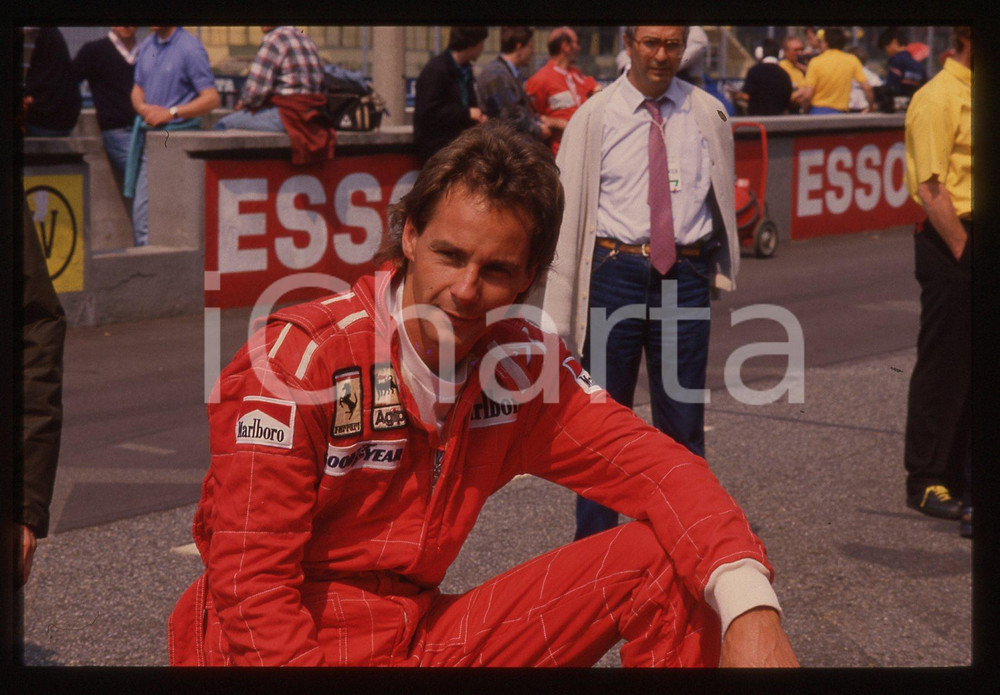 Gerhard BERGER - F1 Pilota scuderia FERRARI - 1995 ca 35 mm vintage slide 119 Diapositiva d'epoca, in formato 35 mm.CONDIZIONI: GOODE' severamente vietata la riproduzione. Tutti i diritti sono riservati.ICharta mette in vendita, sul negozio eBay e in esclusiva sul sito "icharta" il proprio archivio composto da numerose diapositive e negativi fotografici d'epoca, tutti originali e autentici, che attraversano la storia del costume italiano tra gli la fine degli anni Sessanta e Novanta.Si tratta di uno sguardo inedito sull'attualità, la politica, la vita quotidiana, il gossip e la cultura, che fotografa il cambiamento della nazione in quest'ultimo scorcio del XX secolo. Un'occasione unica per il mercato del collezionismo, che vede finalmente disponibile un archivio eccezionale per vastità, tematiche e condizioni, in un settore (il negativo fotografico e la diapositiva) di assoluta novità e dalle interessanti prospettive di investimento.  GOOD/buono   originale e autentica 1