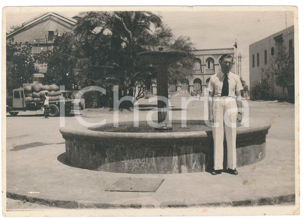 1937 AFRICA - GIBUTI - Place Menelik (?) - Ritratto di italiano *Foto 23x17 Fotografia d'epoca, con didascalia manoscritta al verso.E' indicato il nominativo di Angelo Facheris.CONDIZIONI: P (piegature angolari; piccolo strappo al lato superiore; piccoli residui di colla al verso)FORMATO: 23x17 cm    originale e autentica 1