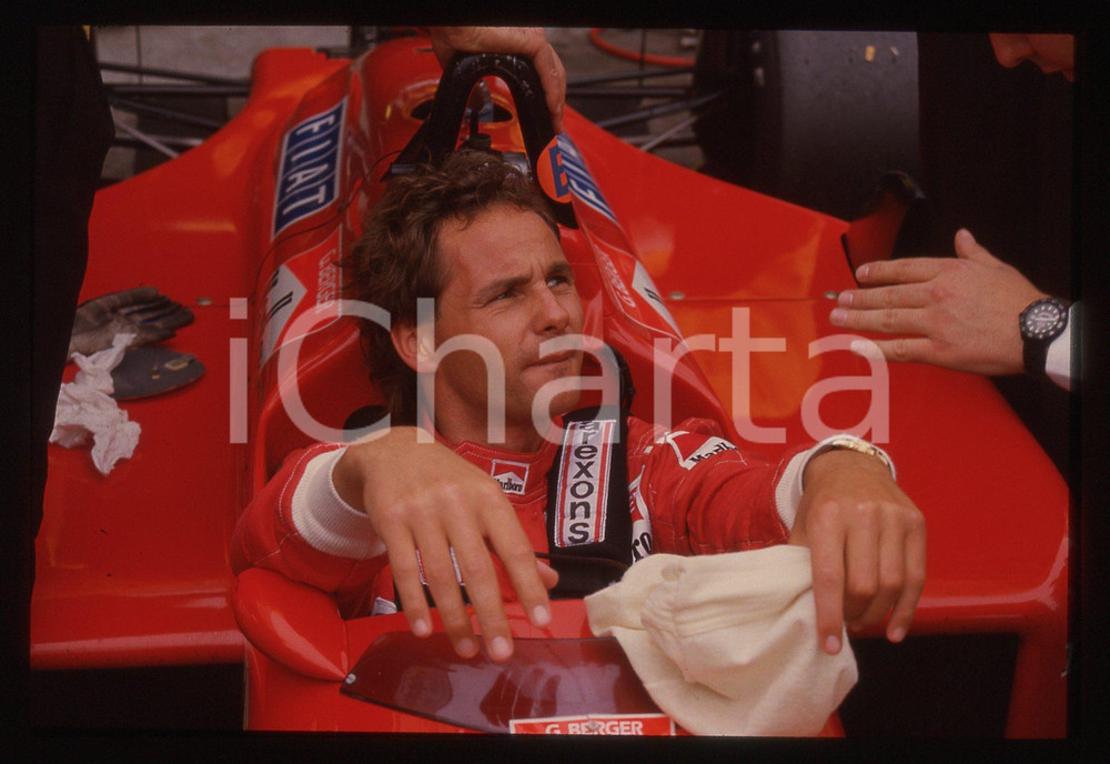 Gerhard BERGER - F1 Pilota scuderia FERRARI - 1995 ca 35 mm vintage slide 125 Diapositiva d'epoca, in formato 35 mm.CONDIZIONI: GOODE' severamente vietata la riproduzione. Tutti i diritti sono riservati.ICharta mette in vendita, sul negozio eBay e in esclusiva sul sito "icharta" il proprio archivio composto da numerose diapositive e negativi fotografici d'epoca, tutti originali e autentici, che attraversano la storia del costume italiano tra gli la fine degli anni Sessanta e Novanta.Si tratta di uno sguardo inedito sull'attualità, la politica, la vita quotidiana, il gossip e la cultura, che fotografa il cambiamento della nazione in quest'ultimo scorcio del XX secolo. Un'occasione unica per il mercato del collezionismo, che vede finalmente disponibile un archivio eccezionale per vastità, tematiche e condizioni, in un settore (il negativo fotografico e la diapositiva) di assoluta novità e dalle interessanti prospettive di investimento.  GOOD/buono   originale e autentica 1