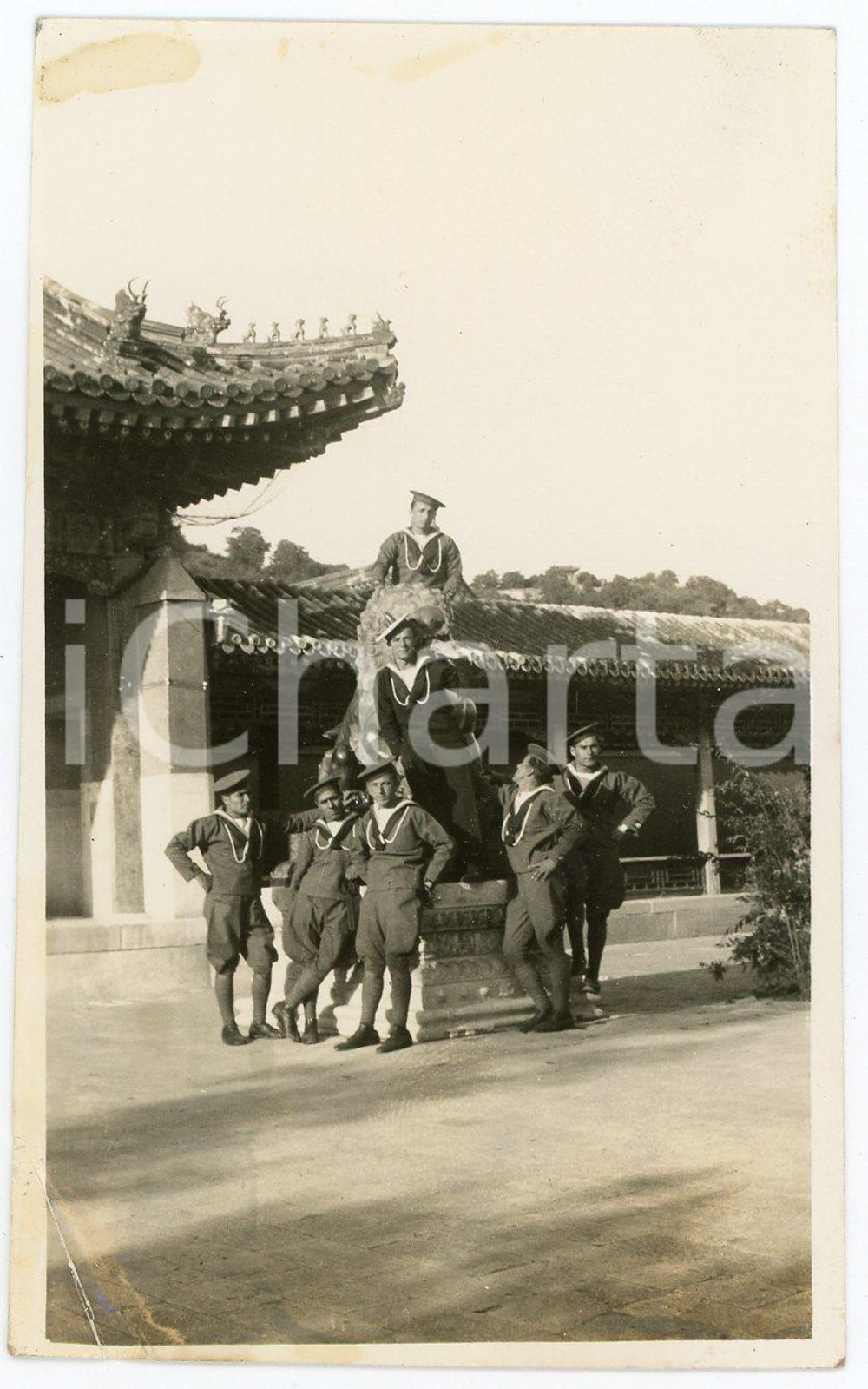 1935 ca. CINA PALAZZO D'ESTATE - Leoni di SAN MARCO - Gruppo su statua del leone Fotografia d'epoca. VERY POOR/gravemente danneggiato Piegatura evidente all'angolo inferiore sinistro, lievi smussature angolari, macchia al lato superiore Formato: 11x7 originale e autentica 1
