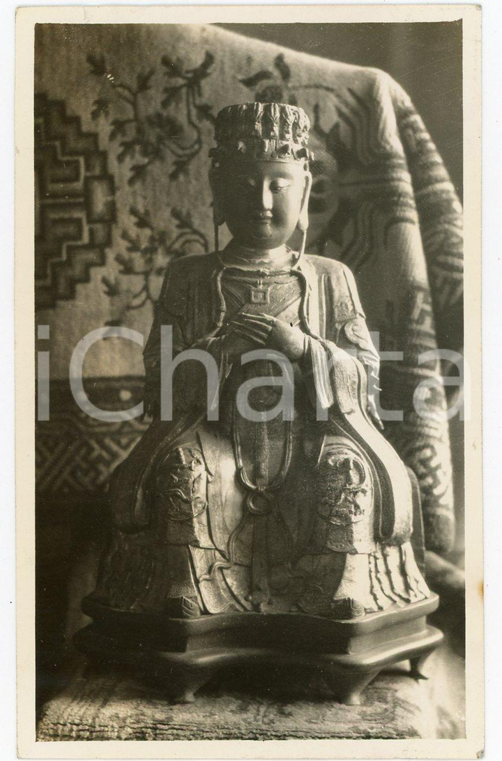 1935 ca. CINA - Statuetta votiva di Buddha - Fotografia (1) Fotografia d'epoca. POOR/danneggiato Lievi smussature e piegature angolari, piccolo strappo al lato superiore e macchia al lato destro Formato: 11x7 originale e autentica 1
