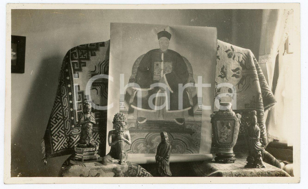 1935 ca. CINA - Statuette votive con manifesto religioso - Fotografia Fotografia d'epoca. FAIR/discreto Lievi smussature angolari e minima piegatura all'angolo superiore sinistro Formato: 11x7 originale e autentica 1