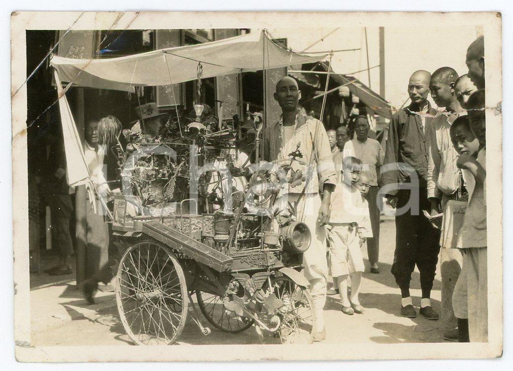 1935 ca SHANGHAI (?) Venditore ambulante - Foto 8x5 cm Fotografia d'epoca. VERY POOR/gravemente danneggiato Piegature all'angolo superiore sinistro e strappo al margine destro, maldestramente riparati con del nastro adesivo al verso. Formato: 8x5 cm originale e autentica 1