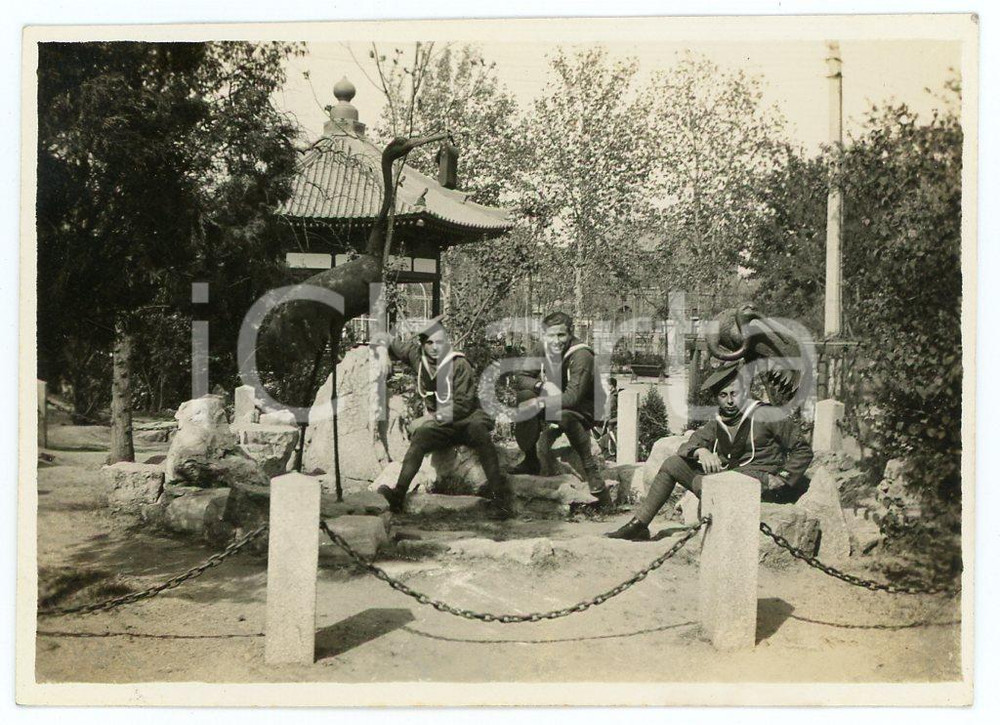 1935 ca. CINA PALAZZO D'ESTATE - Leoni di SAN MARCO - Ritratto con statue di gru Fotografia d'epoca. GOOD/buono Lievi smussature angolari Formato: 8x6 originale e autentica 1
