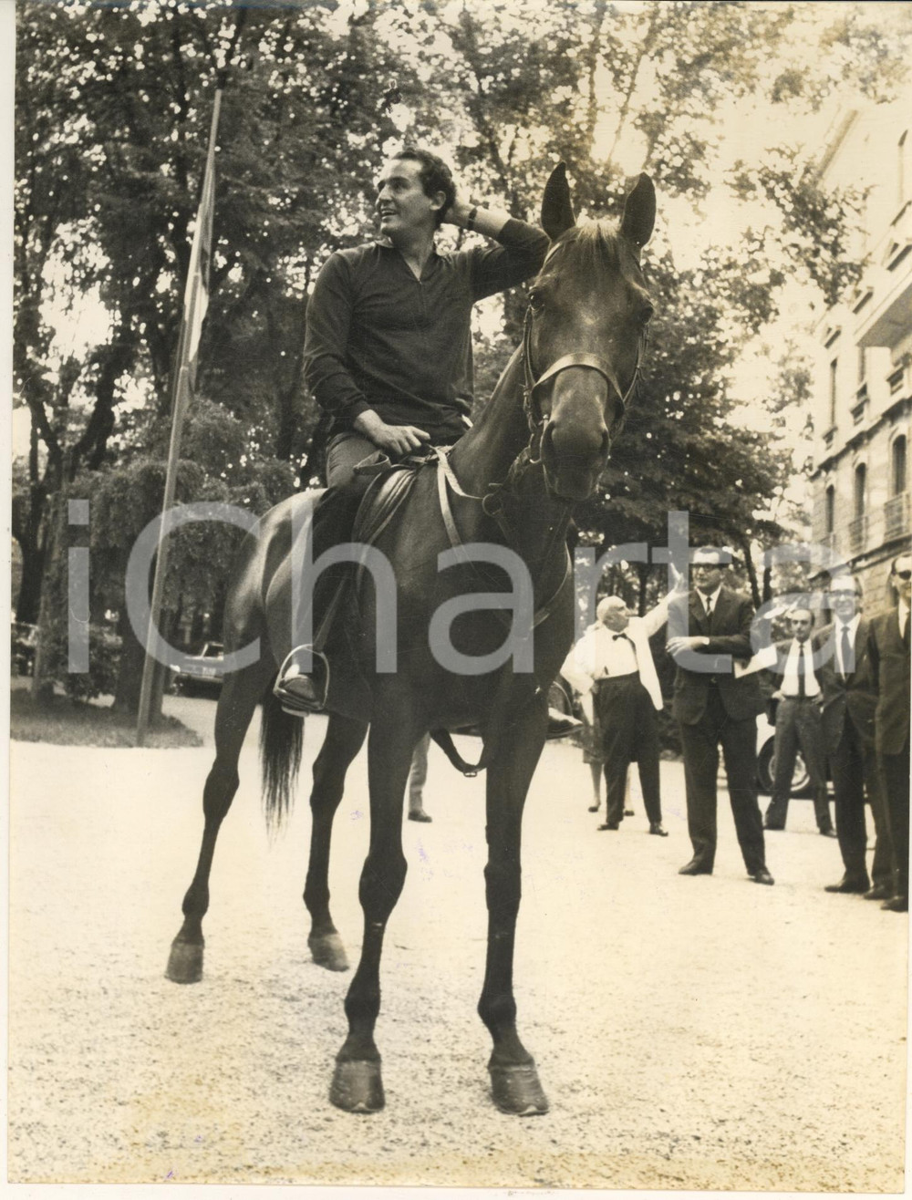 Fotografia d epoca originale 1966 PREMIO SALICE TERME Vittorio GASSMAN vince un cavallo Foto 18x24 cm 1