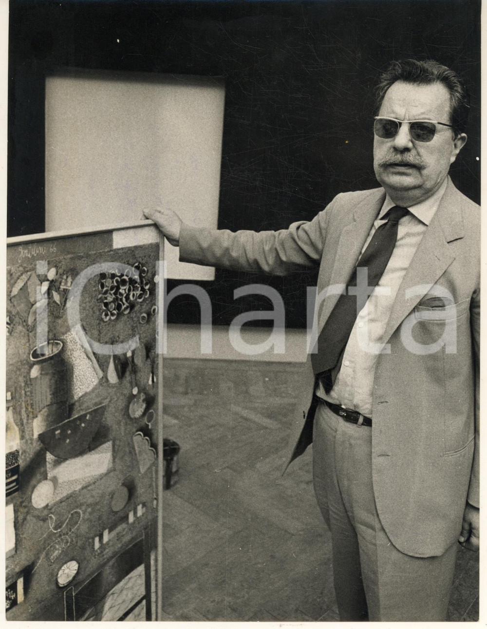 Fotografia d epoca originale 1966 BIENNALE DI VENEZIA Franco GENTILINI espone un suo dipinto Foto 18x24 cm 1