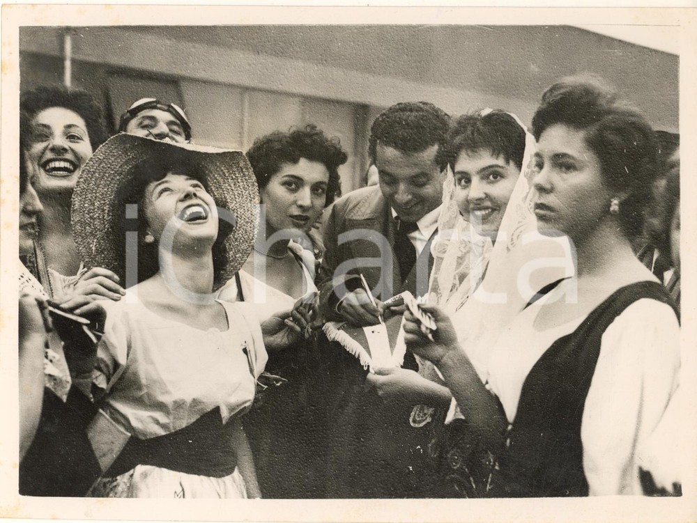 1956 BUENOS AIRES CALCIO ARGENTINA-ITALIA Gino PIVATELLI firma autografi *Foto Fotografia d'epoca con didascalia coeva.  CONDIZIONI: fair (lievi sovrimpressioni centrali e piccolo residuo) FORMATO: 18x13 cm     originale e autentica 1