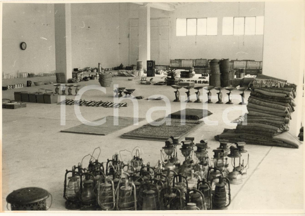 Fotografia d epoca originale 1950 ca FIERA DI TRIESTE Arrivo della merce inglese ai padiglioni Foto 18x13 cm 1