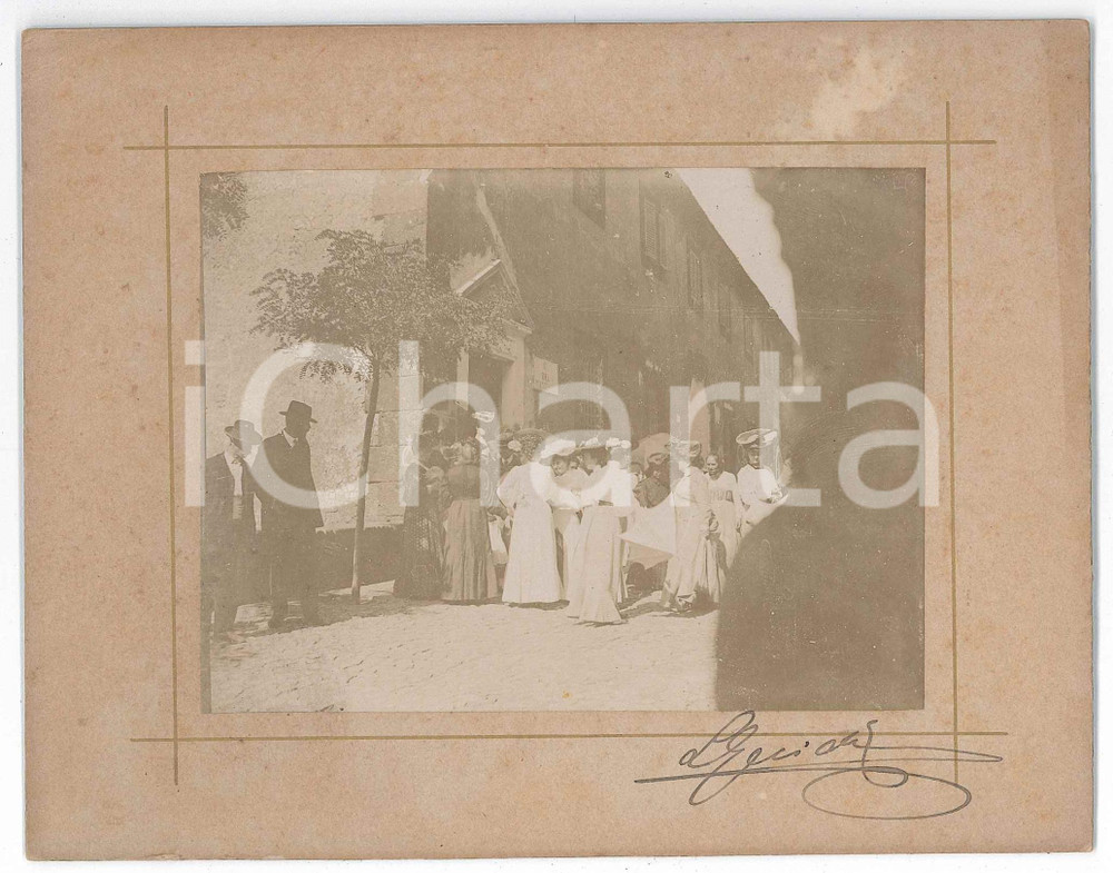 1900 ca CASTELLI ROMANI Gruppo di escursionisti in visita (2) Foto VINTAGE 17x13 Fotografia d'epoca montata su cartoncino rigido.Firma "L. Guidi" al recto.CONDIZIONI: G (lievi piegature angolari)FORMATO: 17x13 cm    originale e autentica 1