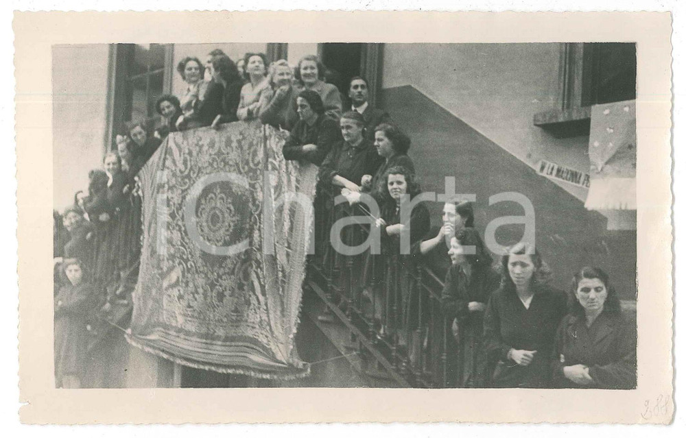 1950 ca CREVACUORE (?) Donne attendono processione della Vergine - Foto 17x11 cm Fotografia d'epoca.CONDIZIONI: F (piccola sbrecciatura al lato sinistro; lievi piegature al lato destro)FORMATO: 17x11 cm    originale e autentica 1