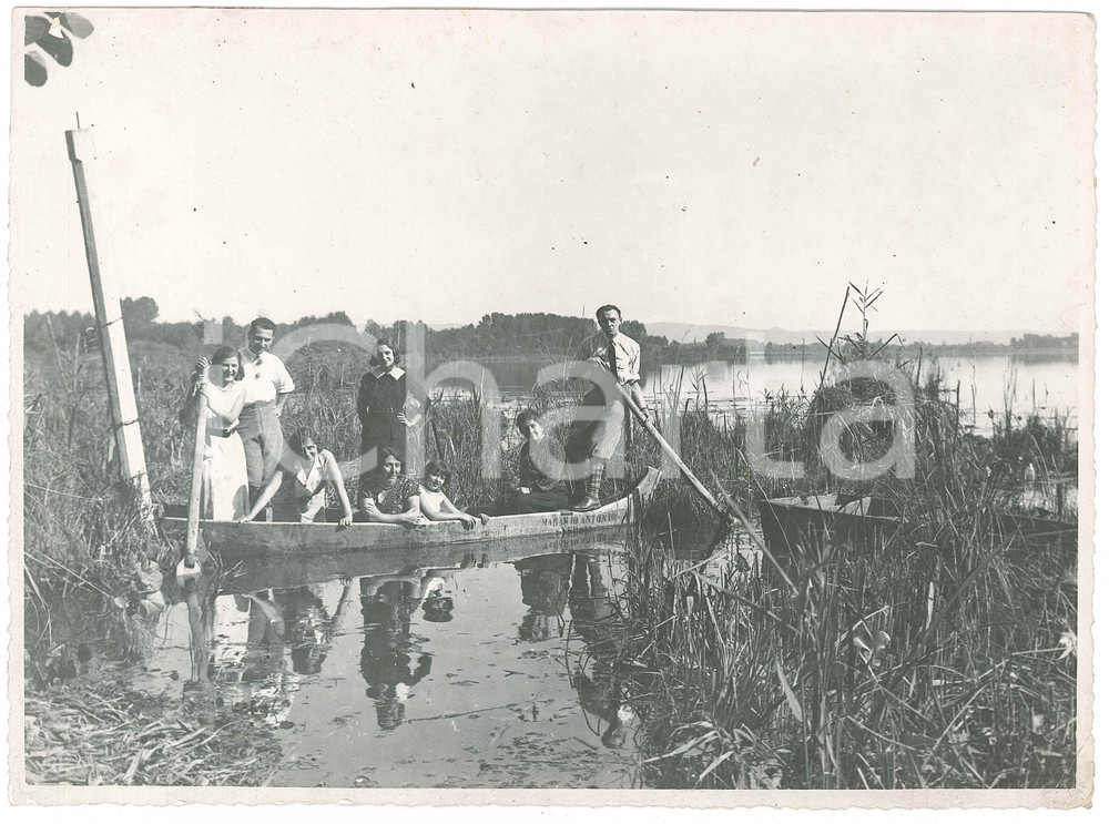 1931 CANDIA CANAVESE Gita di famiglia al Lago di Candia - Fotografia 23x17 cm Fotografia d'epoca.La nave riporta il nome di "Antonio Macario".CONDIZIONI: FAIR (piegature agli angoli, lievi macchie)FORMATO: 23x17 cm    originale e autentica 1