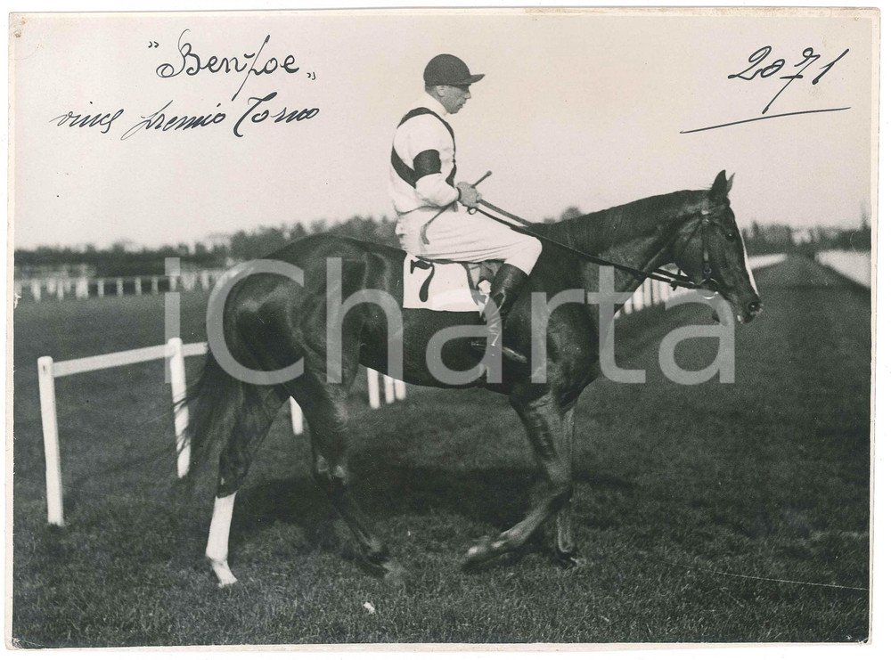 1930 ca MILANO Ippodromo SAN SIRO Benzoe vince Premio Corsico - Foto Fotografia d'epoca.CONDIZIONI: POOR (lievi piegature agli angoli, forellini da affissione)FORMATO: 24x18 cm    originale e autentica 1