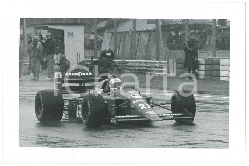 1989 FORMULA UNO Nigel MANSELL a bordo della FERRARI 640 F1 Foto (2) Fotografia d'epoca. FAIR/discreto Al margine superiore del fronte traspare lievemente la scritta al verso Formato: 30x20 cm originale e autentica 1