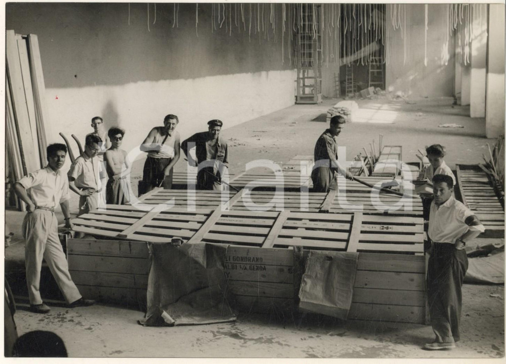 Fotografia d epoca originale 1957 XI TRIENNALE DI MILANO Preparativi allo stand del Giappone Foto 18x13 cm 1