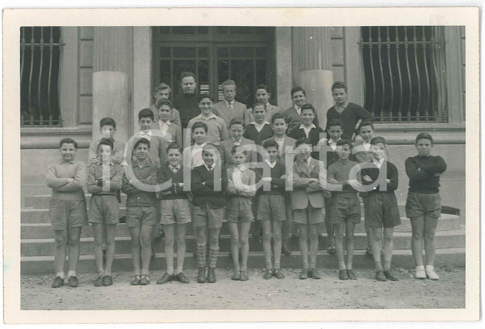 1952 LIGURIA (?) Ritratto di classe II media maschile - Foto 17x12 cm Fotografia d'epoca, con firme degli alunni al verso.FOTOGRAFO: Atelier Wimmer - WienFORMATO:  17x12 cmCONDIZIONI: G    originale e autentica 1