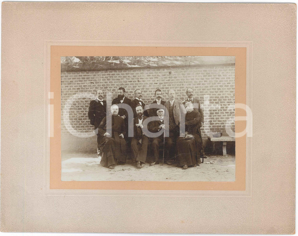 1900 MONCALIERI (TO) Gruppo di uomini con due sacerdoti - Ritratto *Foto 27x21  Fotografia d'epoca, su cartoncino rigido, con didascalia manoscritta al verso.CONDIZIONI: GFORMATO: 27x21 cm    originale e autentica 1