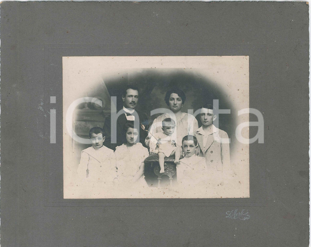 1900 ca LODI Ritratto famiglia con 5 figli *Foto Luigi MERLI 25x21 DANNEGGIATA  Fotografia d'epoca, su cartoncino rigido.FOTOGRAFO: Luigi Merli - LodiCONDIZIONI: VP (evidente taglio centrale; residui incollati al verso)FORMATO: 25x21 cm    originale e autentica 1