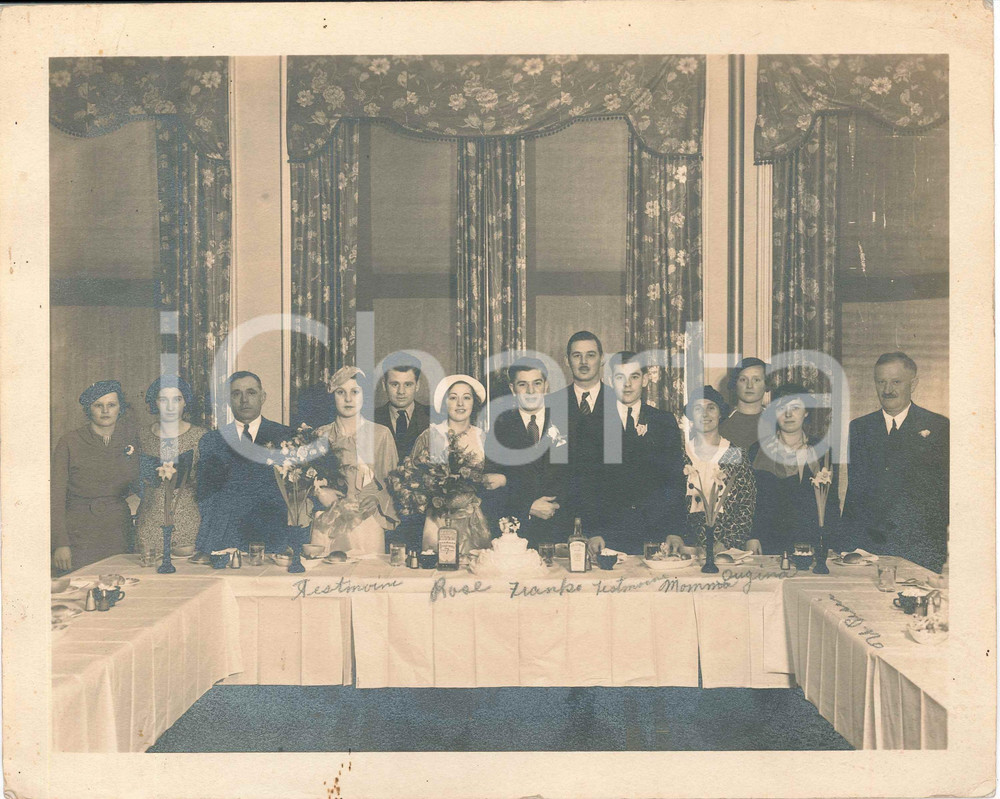 1945 ca ITALIA - COSTUME - Ricevimento di nozze - Foto VINTAGE 25x20 cm  Fotografia d'epoca.CONDIZIONI: F (lievi piegature angolari e macchia al lato inferiore)FORMATO: 25x20 cm    originale e autentica 1
