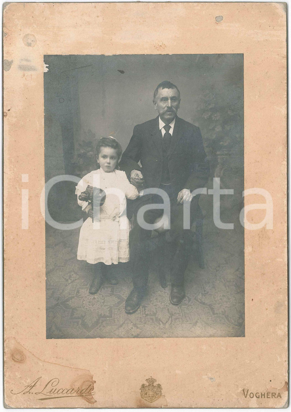 1900 ca VOGHERA Padre e figlia in abito bianco - Ritratto *Foto A. LUCCARDI  Fotografia d'epoca, su cartoncino rigido.FOTOGRAFO: A. Luccardi - VogheraCONDIZIONI: P (buone condizioni della fotografia, ma macchie e abrasioni al cartoncino)FORMATO: 17x25 cm    originale e autentica 1