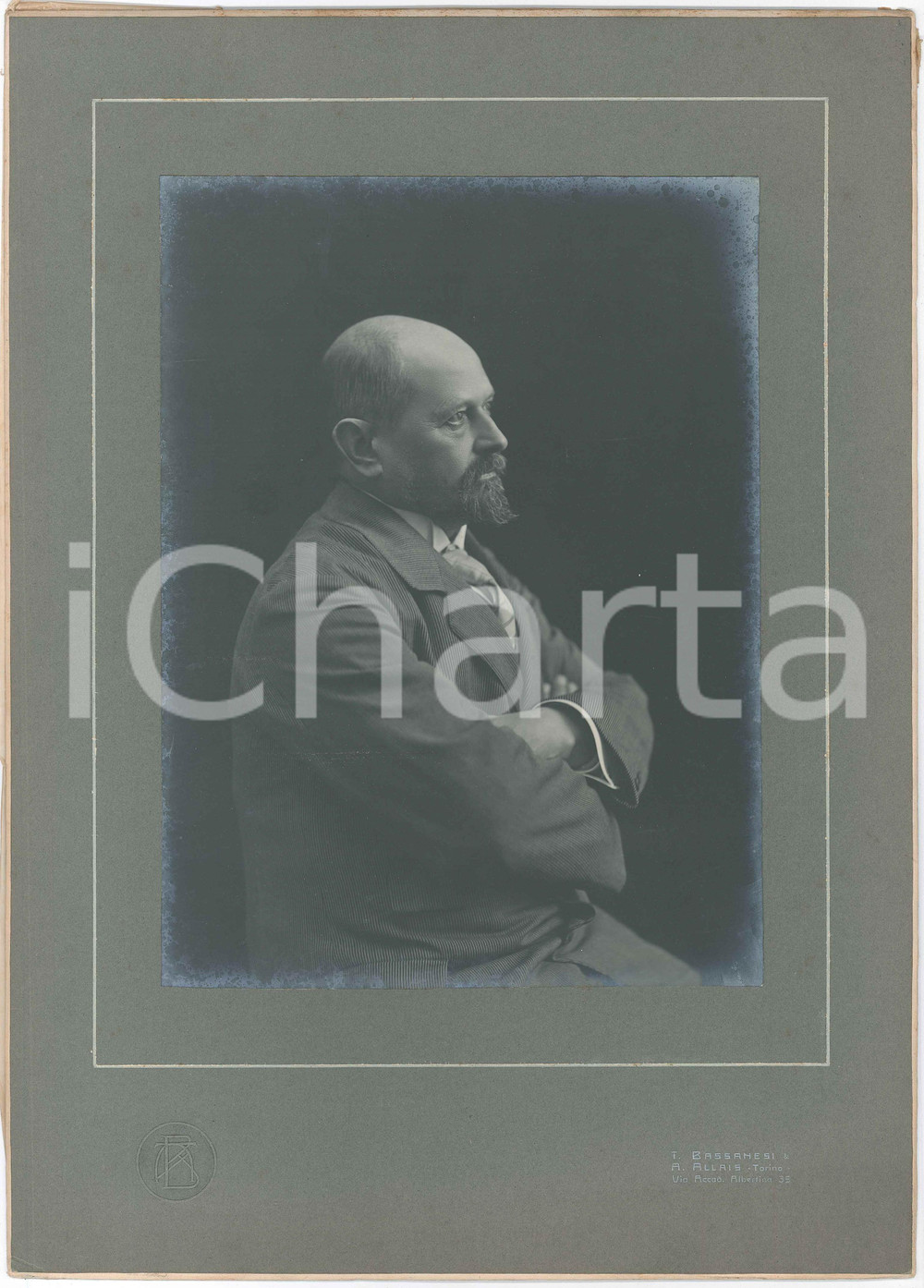 1919 GENOVA Ritratto di Luigi CERRUTI *Foto A. ALLAIS Tito BASSANESI 25x35 cm Fotografia originale d'epoca montata su cartone rigido, con velina protettiva.FOTOGRAFO: Allais - Bassanesi - Torino, via Accademia Albertina 35 GOOD/buono ma strappi alla velina protettiva Formato: 25x35 cm originale e autentica 1