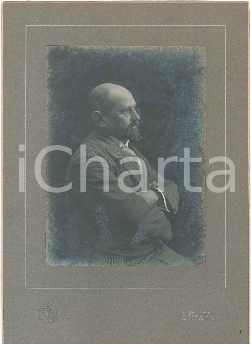 1919 GENOVA Ritratto di Luigi CERRUTI - Foto A. ALLAIS Tito BASSANESI 25x35 cm Fotografia originale d'epoca montata su cartone rigido, con dedica manoscritta al verso ad Ettore Gazzo.FOTOGRAFO: Allais - Bassanesi - Torino, via Accademia Albertina 35 GOOD/buono ma smussatura al cartoncino Formato: 25x35 cm originale e autentica 1