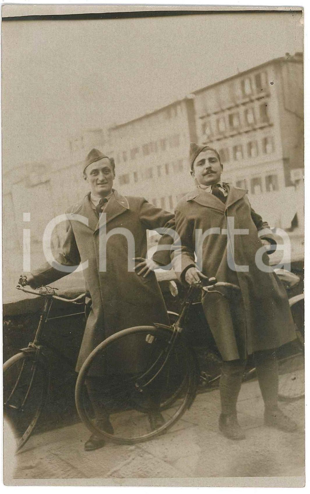 1925 ca ITALIA Ufficiali in bicicletta sul ponte - Fotografia 9x14 cm Fotocartolina postale d'epoca, non viaggiata. FAIR/discreto piegatura al lato destro e difetti di stampa Formato: 9x14 cm originale e autentica 1
