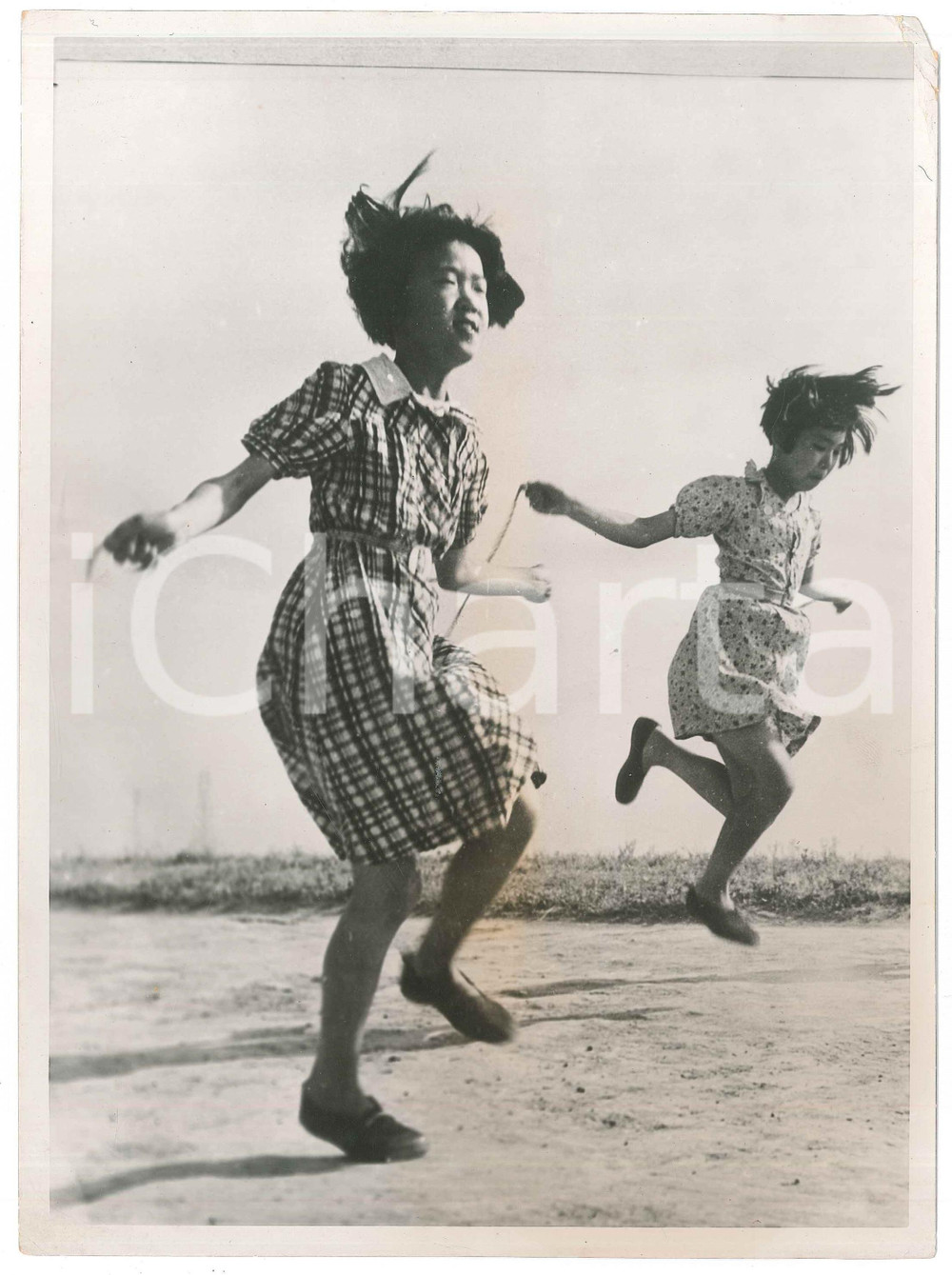 1940 ca JAPAN - Schoolgirls - Jumping rope - Photo 18x24 cm Fotografia originale d'epoca. FAIR/discreto piegature angolari e piccola mancanza Formato: 18x24 cm originale e autentica 1