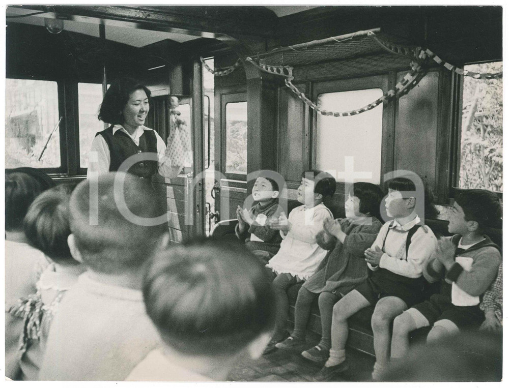 1940 TOKYO (JAPAN) - Kindergarten - Teacher with a doll *Photo 22x16 cm Fotografia originale d'epoca, con didascalia al verso.  VERY POOR/gravemente danneggiato profonda piegatura trasversale Formato: 22x16 cm originale e autentica 1