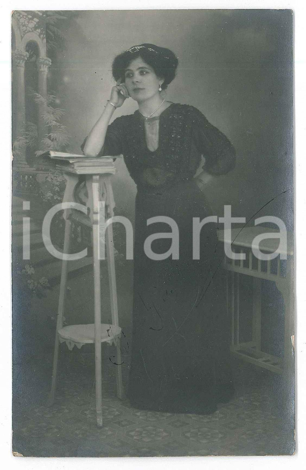 1914 MILANO Ida GIUSTINELLI Cantante varietà - Ritratto - Foto con AUTOGRAFO Fotografia d'epoca, in formato cartolina postale, con messaggio autografo al verso, in cui la cantante chiede al proprietario del "Cinematheater" di Pavia l'occasione di uno spettacolo.Viaggiata. GOOD/buono minime abrasioni al lato inferiore Formato: 9x14 cm originale e autentica 1