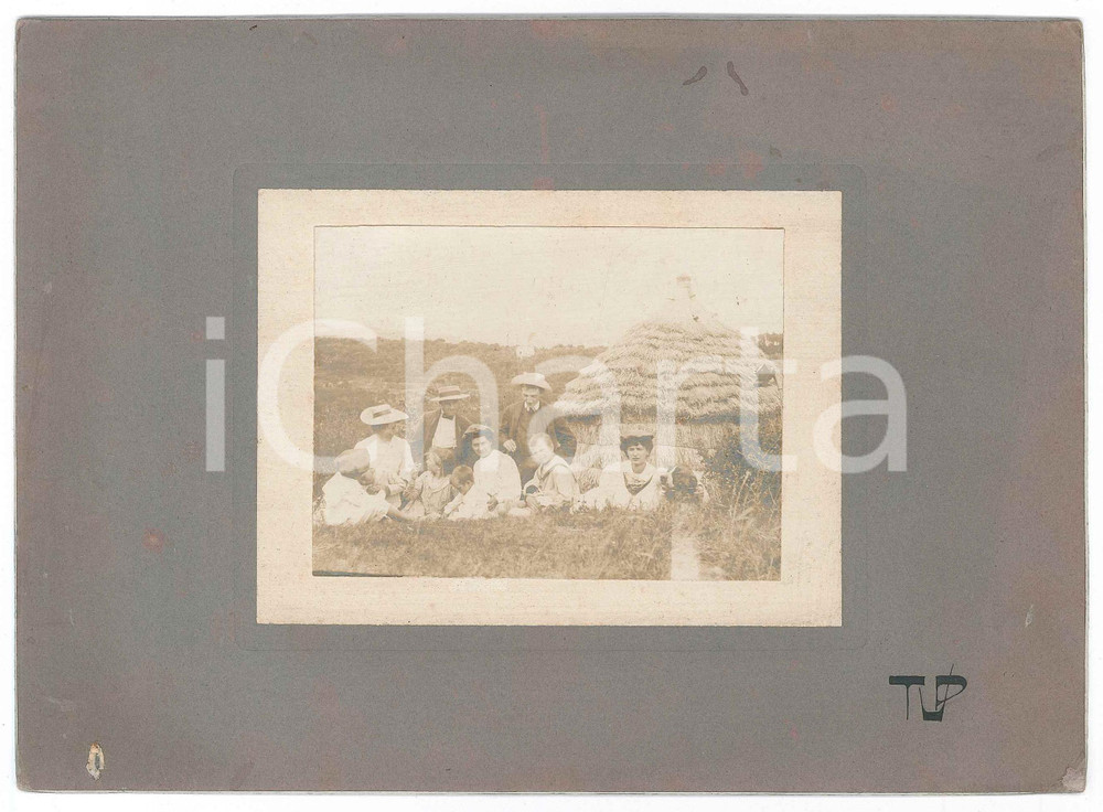 1905 ca LIGURIA (?) Famiglia in campagna con capanno in paglia *Foto 22x16 cm Fotografia d'epoca, montata su cartoncino rigido. FAIR/discreto sbrecciature angolari al cartoncino Formato: 22x16 cm originale e autentica 1