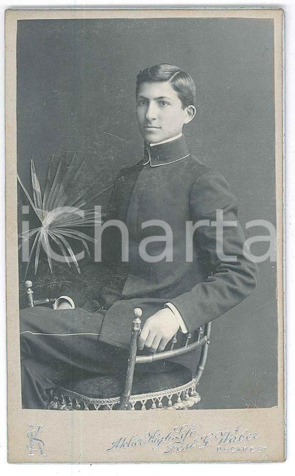 1880 ca BUCAREST Portrait of a cadet - Photo Atelier HIGH LIFE Fost G. WABER CDV Fotografia d'epoca, montata su cartoncino rigido. FAIR/discreto Lievi smussature agli angoli Formato: 6x10 cm originale e autentica 1