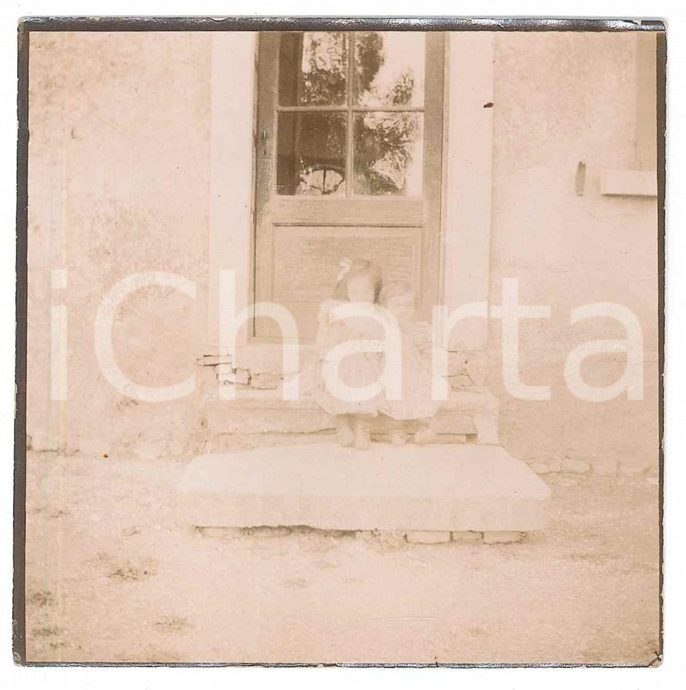 1910 ca ITALIA Ritratto di due bambine sull'uscio - Fotografia anonima 9x9 cm Fotografia originale d'epoca, su carta sottile.   GOOD/buono  Formato: 9x9 cm originale e autentica 1