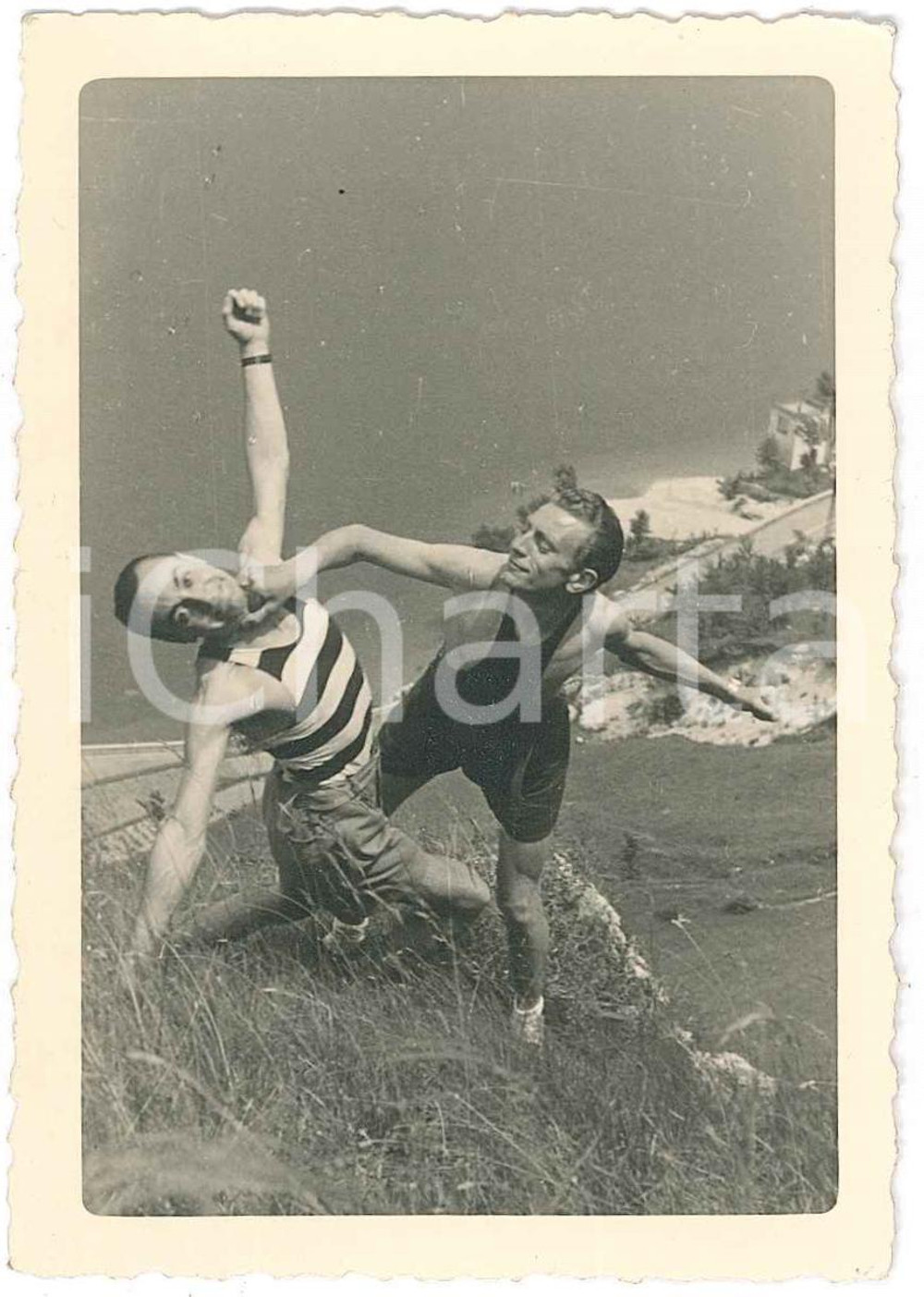 1920 ca ITALIA - GOLIARDIA Amici inscenano scazzottata - Fotografia anonima 7x10 Fotografia d'epoca. FAIR/discreto Lievi smussature agli angoli Formato: 7x10 originale e autentica 1