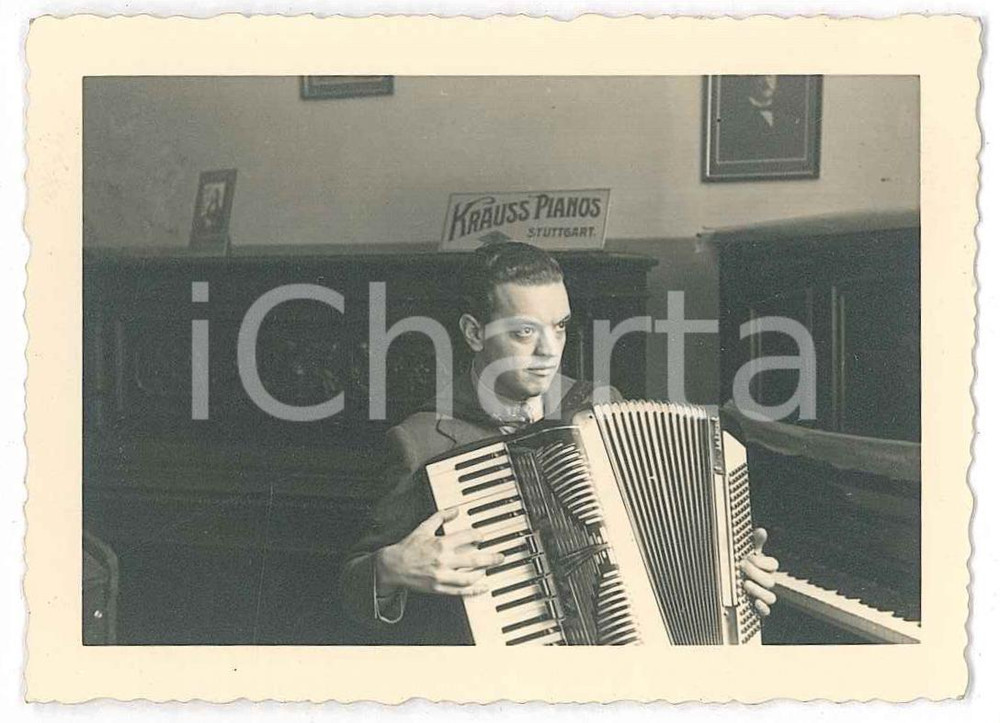 1920 ca STUTTGART Krauss pianos - Man playing accordion - Photo 8x6 cm Fotografia d'epoca. FAIR/discreto Lievi smussature agli angoli Formato: 8x6 cm originale e autentica 1