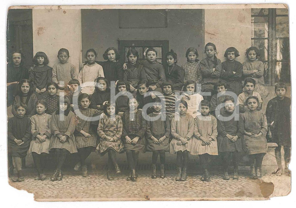 1920 ca ITALIA - COLLEGIO FEMMINILE Foto di classe - Fotografia anonima 12x8 cm Fotografia d'epoca. POOR/danneggiato Lievi smussature agli angoli, angoli inferiori mancanti, profonda piegatura all'angolo superiore destro, macchie diffuse Formato: 12x8 cm originale e autentica 1