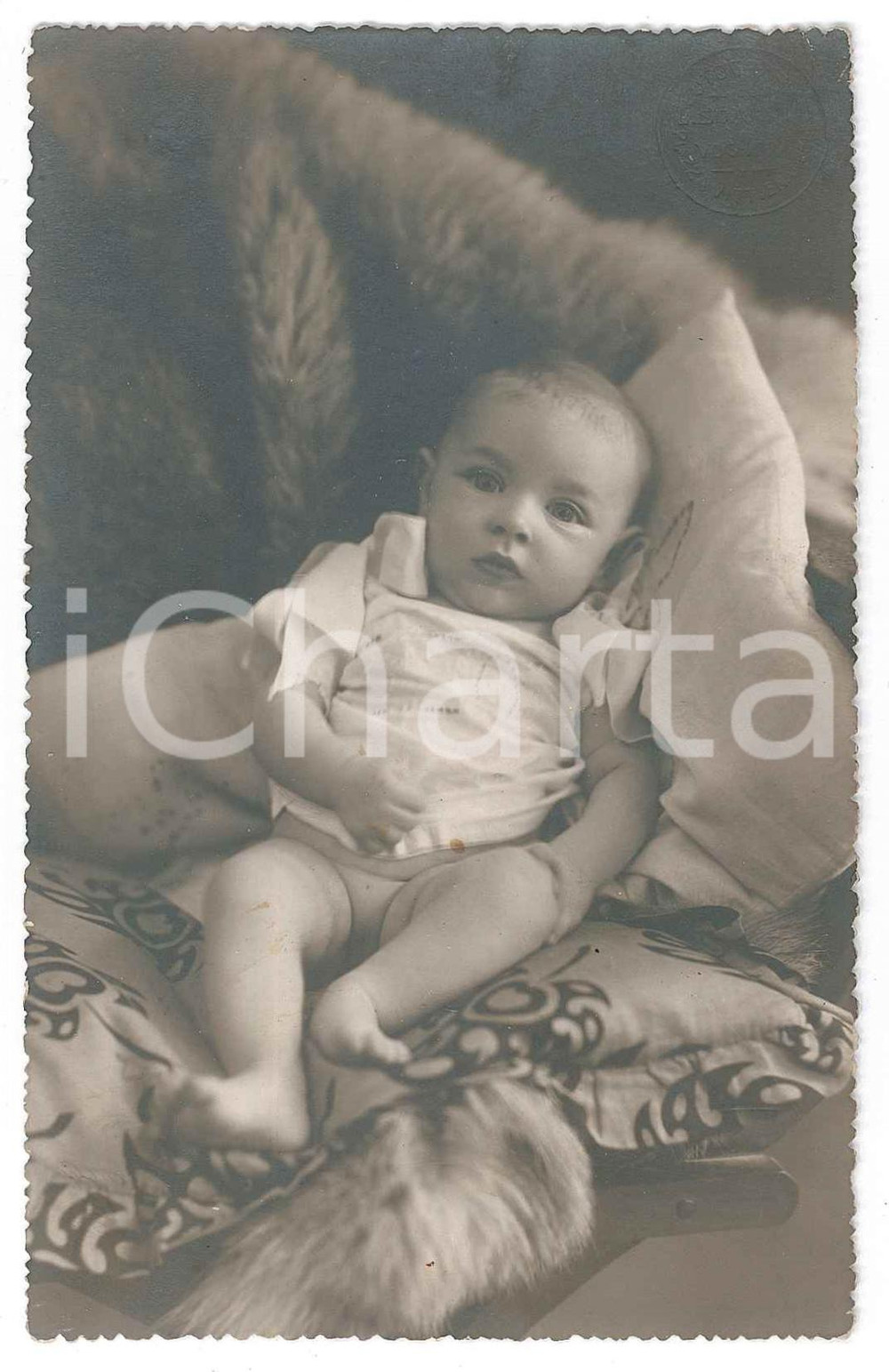 1926 VOGHERA Ritratto di bambina neonata - Foto SCARANI 8x13 cm  Fotografia d'epoca in formato cartolina postale.Timbro a secco del fotografo nell'angolo superiore destro. FAIR/discreto Lievi smussature agli angoli Formato: 8x13 originale e autentica 1